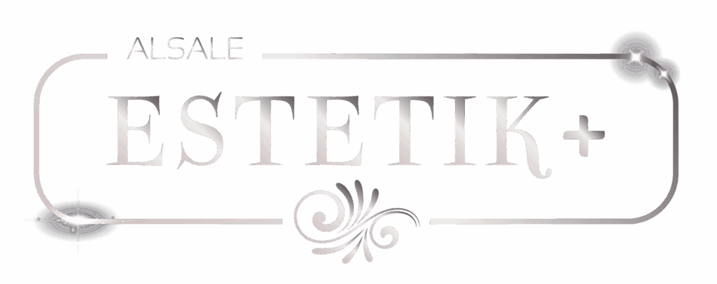 Logotipo plateado ESTETIK+ con destellos, marco redondeado y ornamento curvo sobre fondo negro.