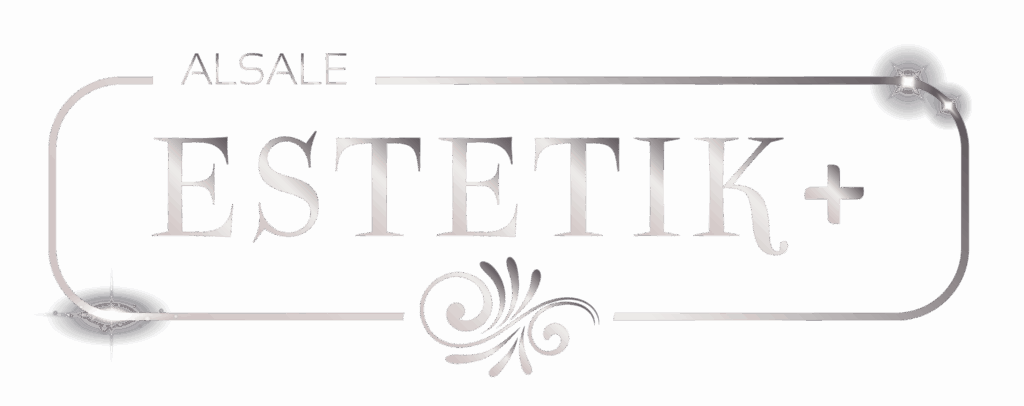 Logotipo plateado ESTETIK+ con destellos, marco redondeado y ornamento curvo sobre fondo negro.